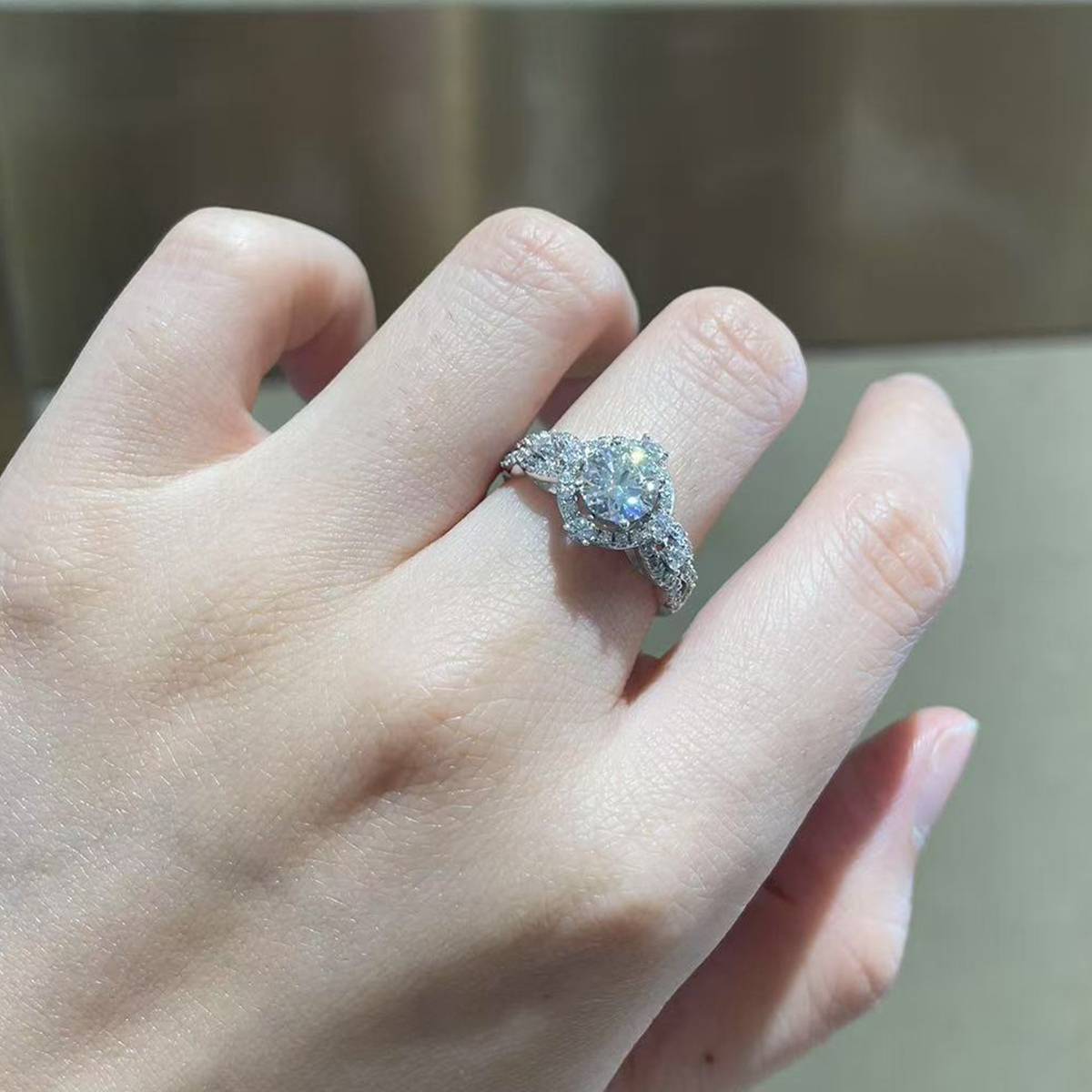 S925银镀白金女戒定制选款主石莫桑钻1.0ct/副石高碳钻